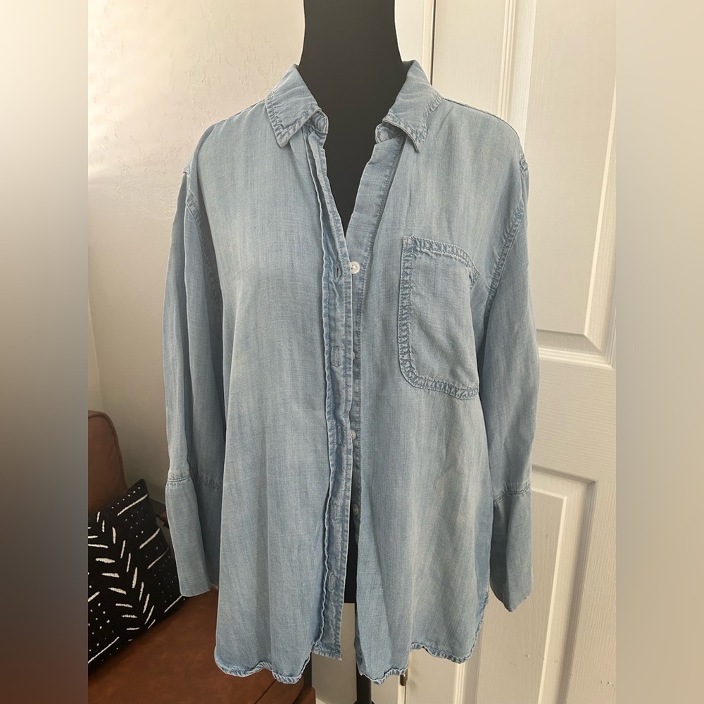Chicos Lyocell Chambray Shirt Top Size 1 M/8 Hi Low Bell Sleeves Peasant Tunic